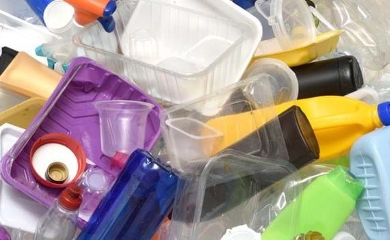 Chemická vs. mechanická recyklácia plastov: prečo budúcnosť patrí chemickej recyklácii