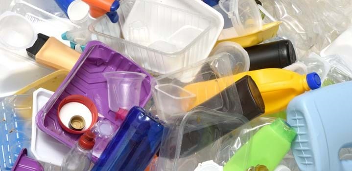 Chemická vs. mechanická recyklácia plastov: prečo budúcnosť patrí chemickej recyklácii